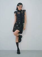 リリー ブラウン“ビジュー輝く”リボン型トップス、花咲くビジュースカートや厚底サンダルも｜写真27