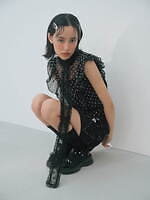 リリー ブラウン“ビジュー輝く”リボン型トップス、花咲くビジュースカートや厚底サンダルも｜写真29