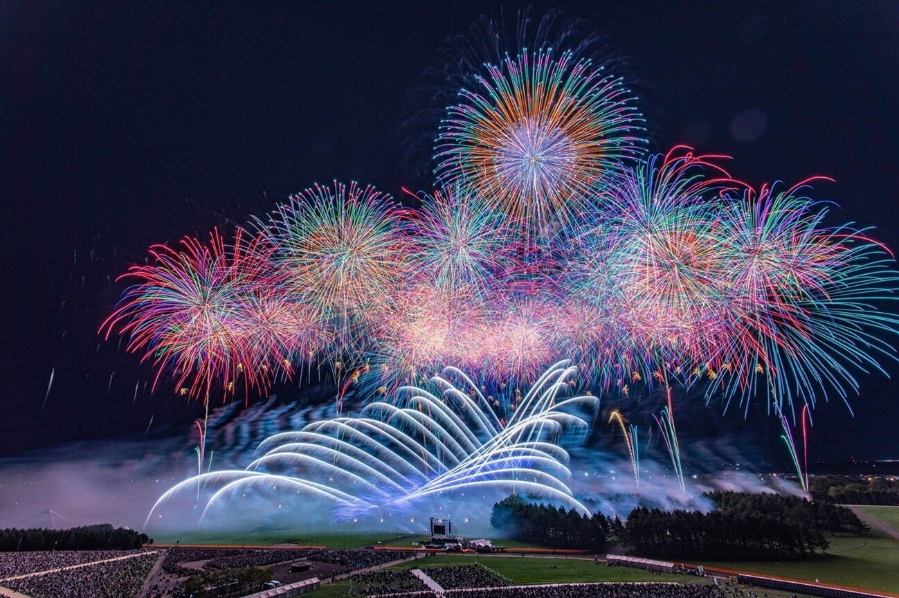 「北海道芸術花火2025」札幌・モエレ沼公園で - 音楽と花火がシンクロ、地形を活かした演出も｜写真1