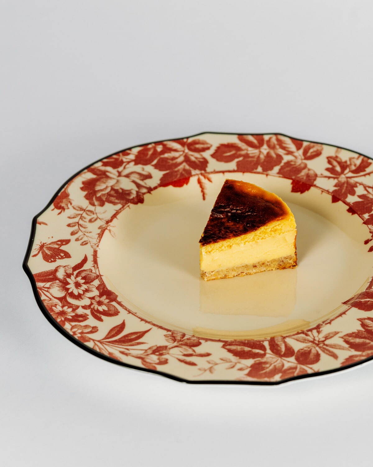 グッチのレストランから“至高の濃厚チーズケーキ”、バルサミコの酸味＆ヘーゼルナッツをアクセントに｜写真4