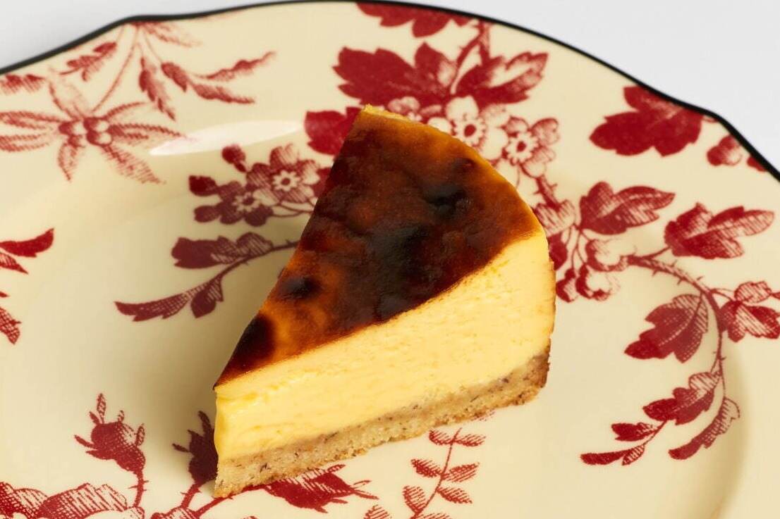 グッチのレストランから“至高の濃厚チーズケーキ”、バルサミコの酸味＆ヘーゼルナッツをアクセントに