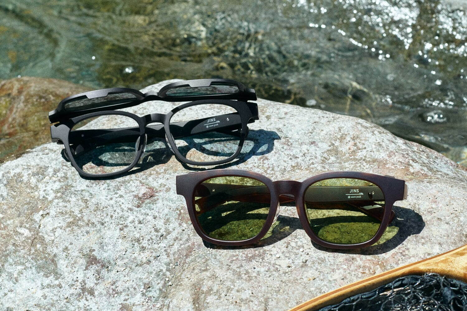 JINS×スノーピーク“釣り＆キャンプ”特化のアイウェア、メガネとサングラスを片手で切替え