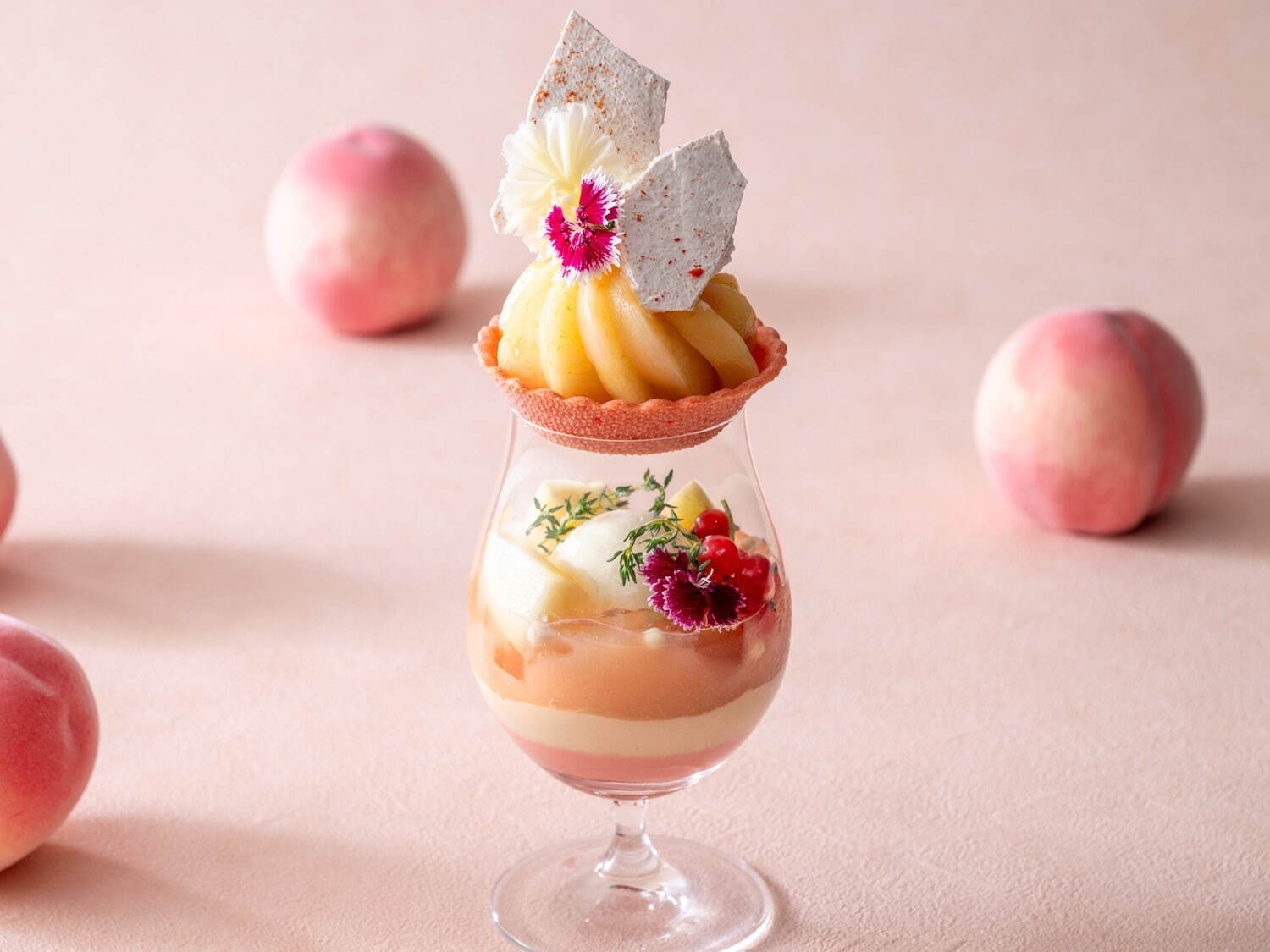 「パルフェ ペッシュ～桃のパフェ～」単品 2,900円／コーヒーまたは紅茶付き 3,700円 ※サービス料込み