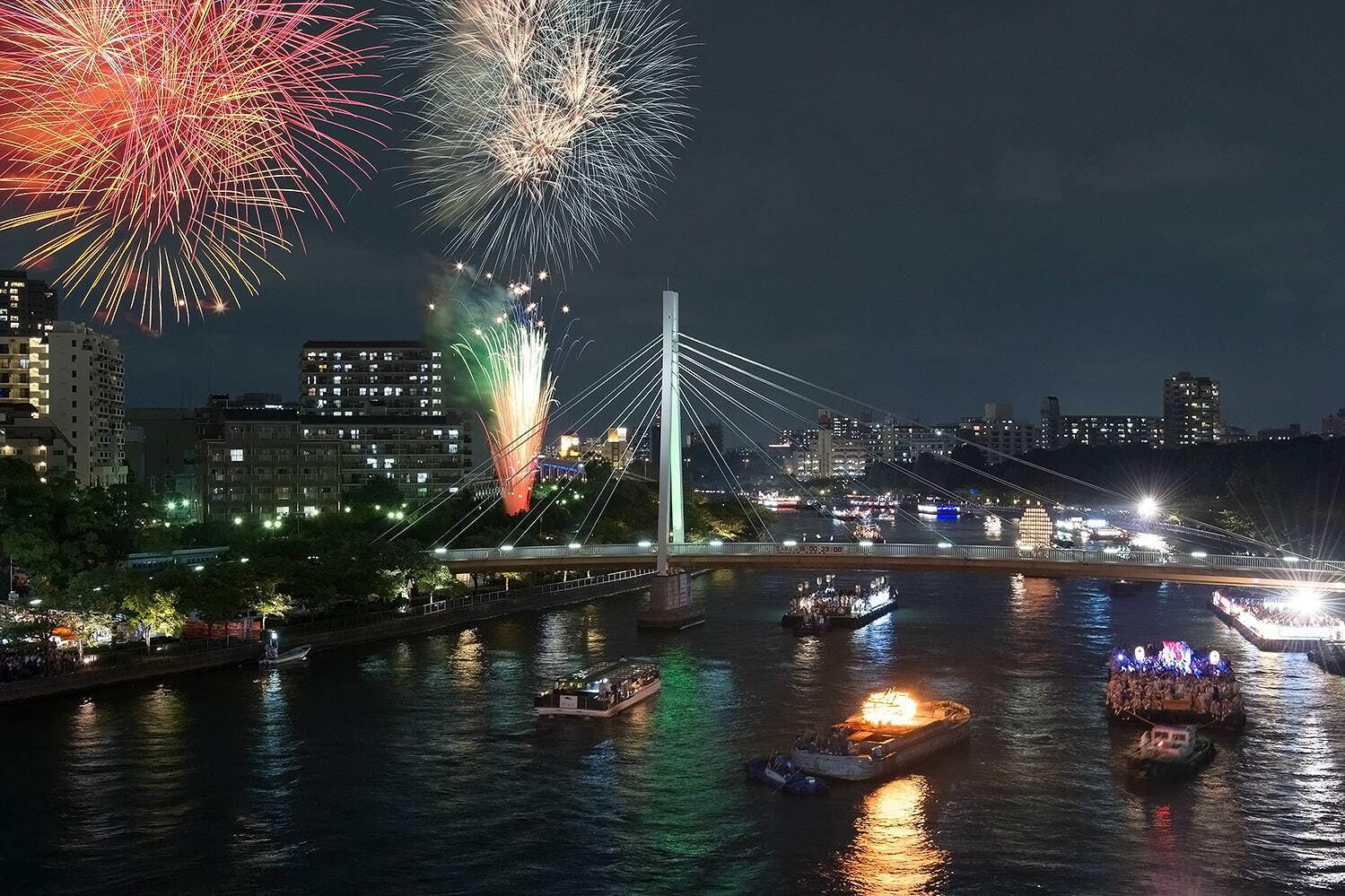 「天神祭」3,000発の奉納花火や船100隻の提灯輝く“火と水の祭典”、大阪・大川で｜写真2
