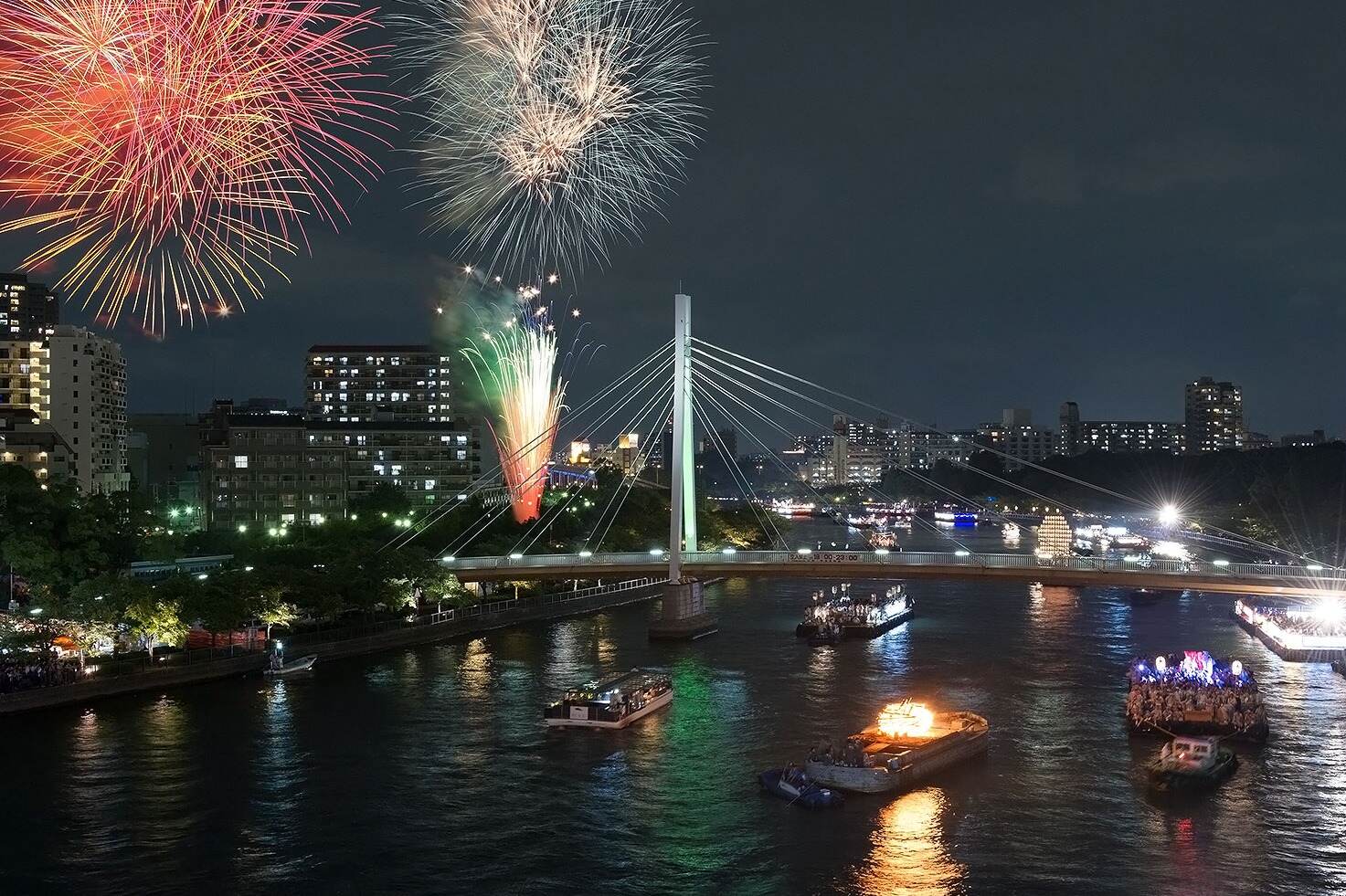 宿泊施設｜「天神祭」3,000発の奉納花火や船100隻の提灯輝く“火と水の祭典”、大阪・大川で
