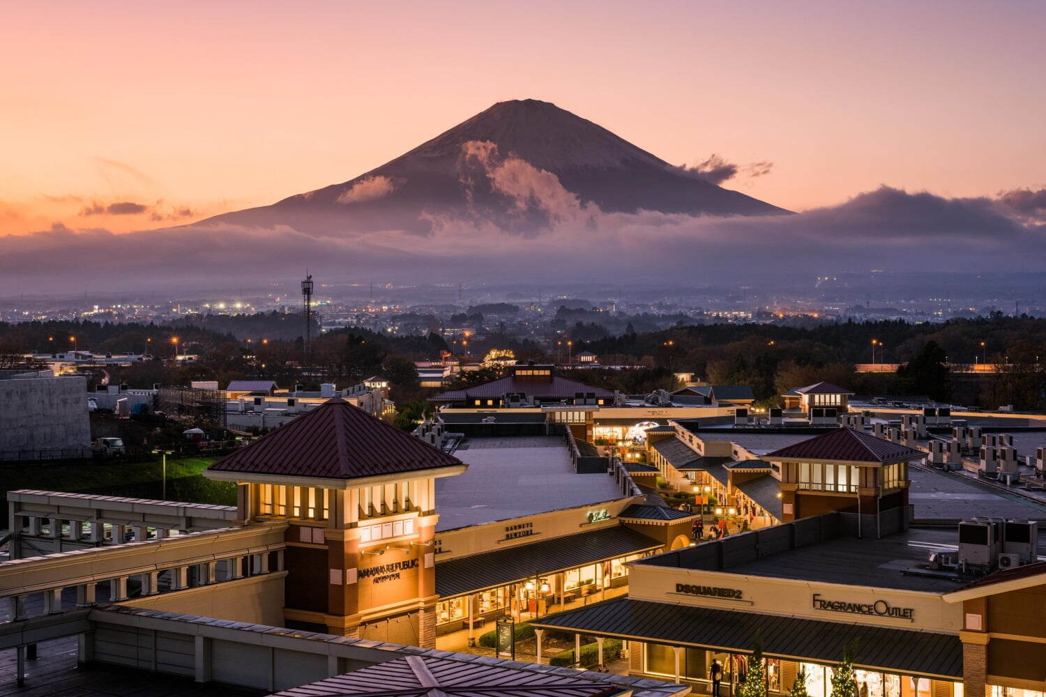 御殿場プレミアム・アウトレット25周年セール、約150ブランドが最大70％オフの割引価格