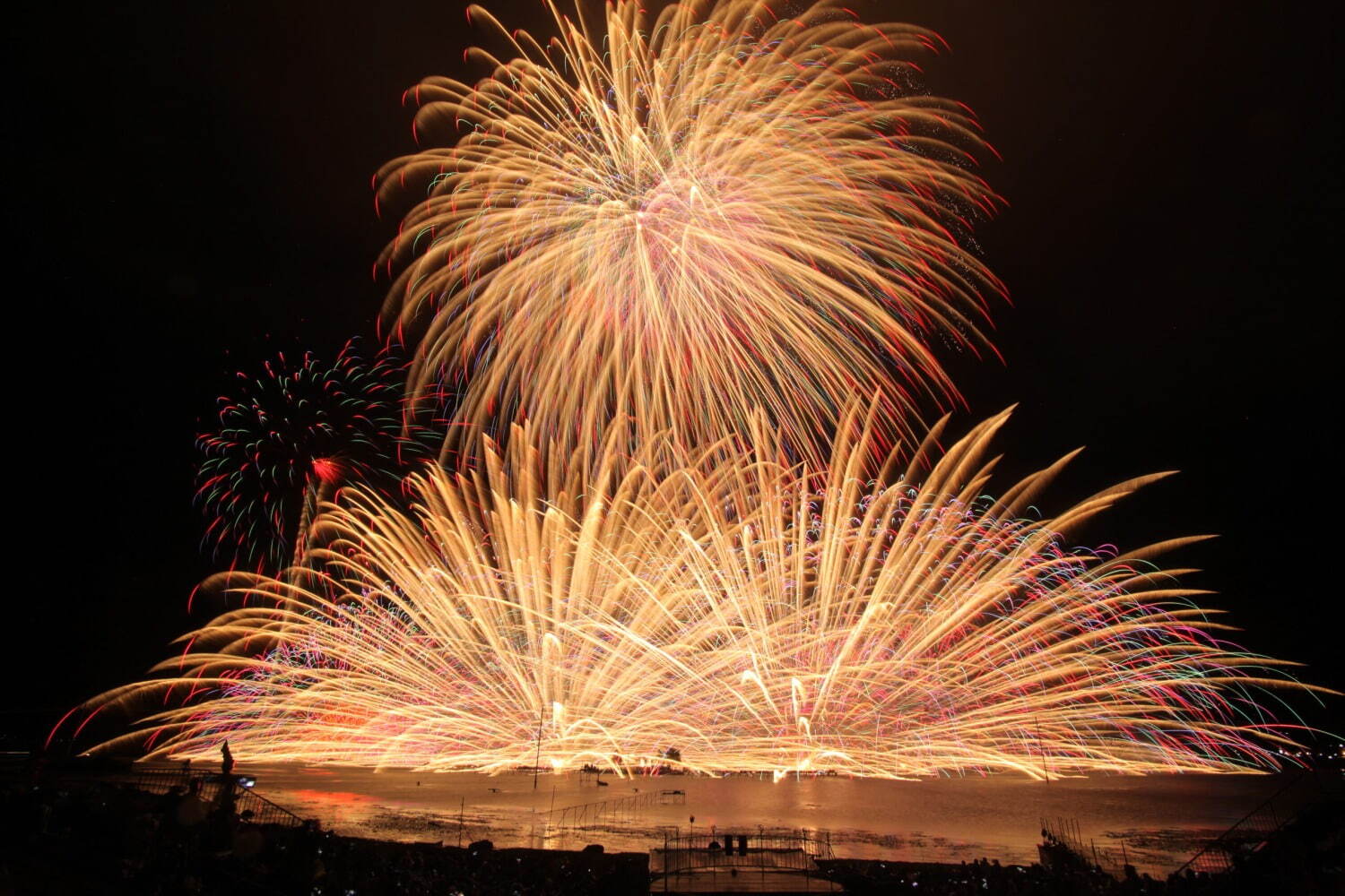 【長野県・諏訪市湖畔公園】「第77回諏訪湖祭湖上花火大会」