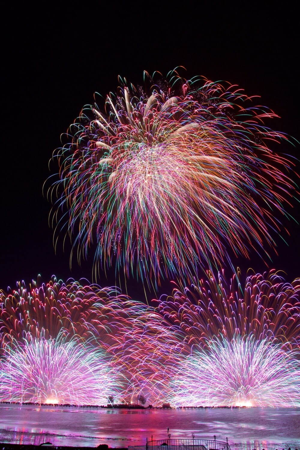 「第77回諏訪湖祭湖上花火大会」長野・諏訪湖に上がる水上スターマイン、音と光の大迫力スケールで｜写真10