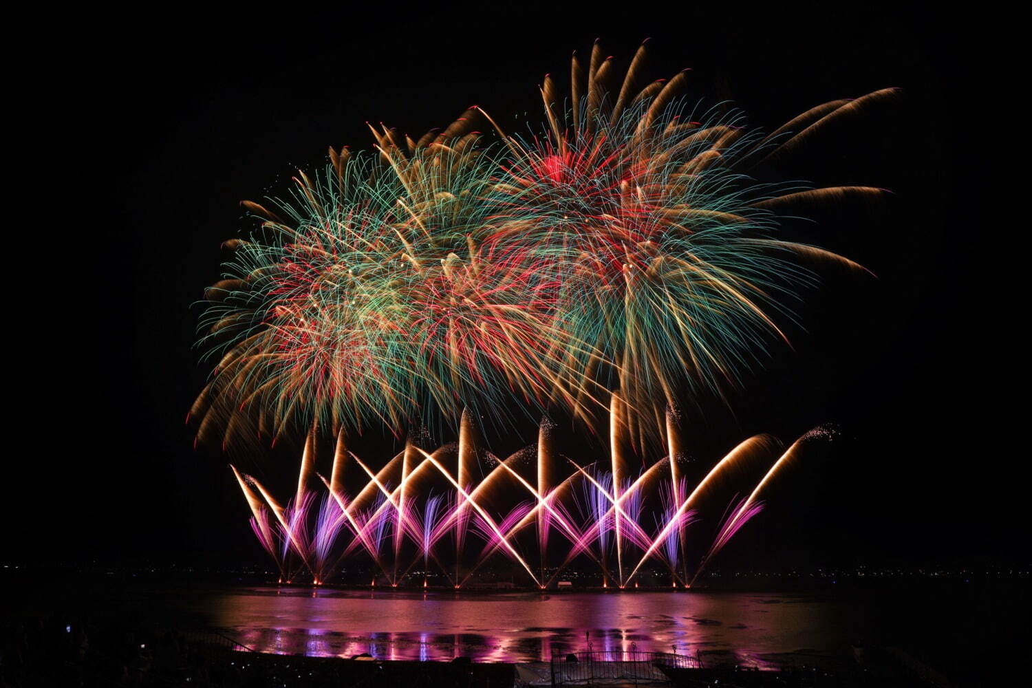 「第77回諏訪湖祭湖上花火大会」長野・諏訪湖に上がる水上スターマイン、音と光の大迫力スケールで｜写真8