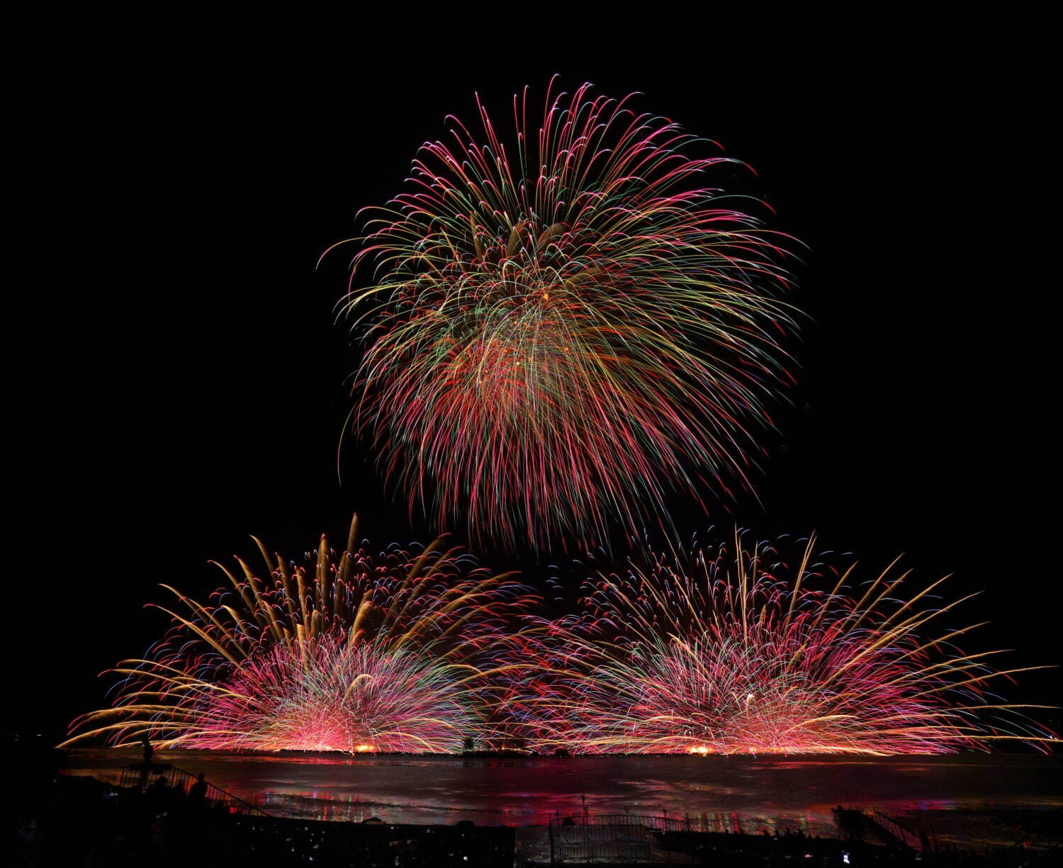 「第77回諏訪湖祭湖上花火大会」長野・諏訪湖に上がる水上スターマイン、音と光の大迫力スケールで｜写真1