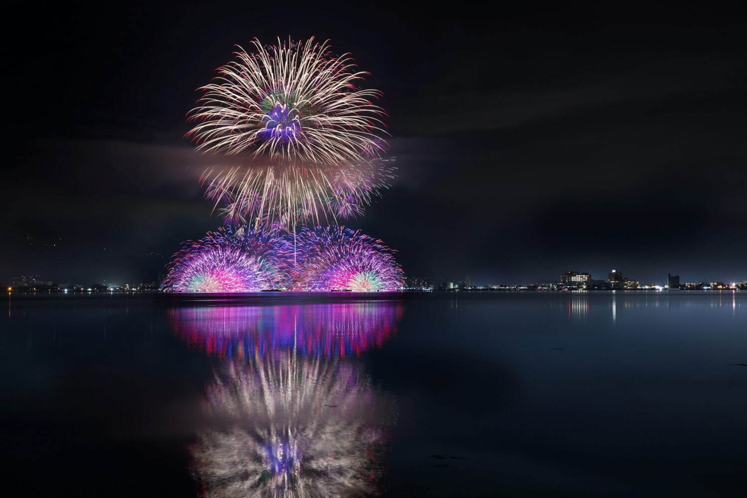 「第77回諏訪湖祭湖上花火大会」長野・諏訪湖に上がる水上スターマイン、音と光の大迫力スケールで｜写真9