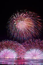 「第77回諏訪湖祭湖上花火大会」長野・諏訪湖に上がる水上スターマイン、音と光の大迫力スケールで｜写真10