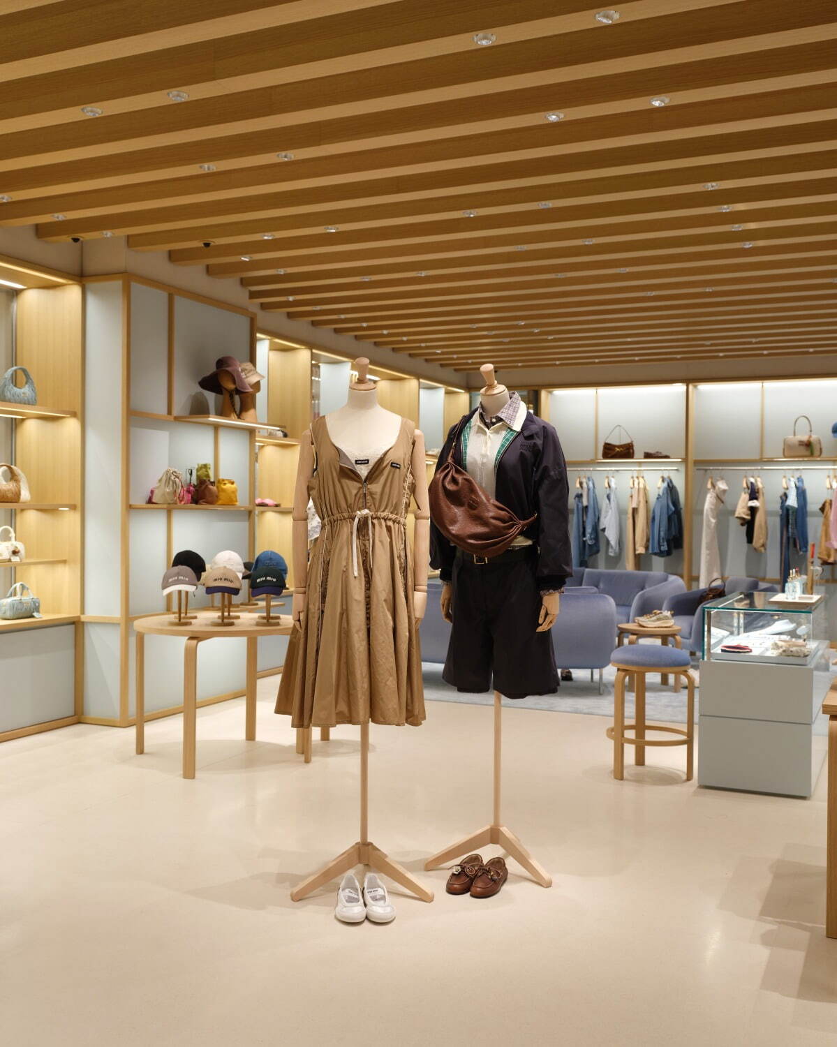 ミュウミュウの新作“カカオブラウン”のバックパックや厚底スニーカー、渋谷パルコの新店舗に｜写真10