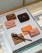 ミュウミュウの新作“カカオブラウン”のバックパックや厚底スニーカー、渋谷パルコの新店舗に｜写真8