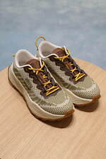 ミュウミュウの新作“カカオブラウン”のバックパックや厚底スニーカー、渋谷パルコの新店舗に｜写真3