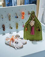 ミュウミュウの新作“カカオブラウン”のバックパックや厚底スニーカー、渋谷パルコの新店舗に｜写真6