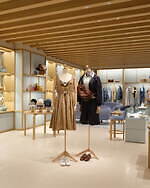 ミュウミュウの新作“カカオブラウン”のバックパックや厚底スニーカー、渋谷パルコの新店舗に｜写真10