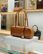 ミュウミュウの新作“カカオブラウン”のバックパックや厚底スニーカー、渋谷パルコの新店舗に｜写真5