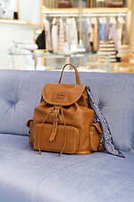 ミュウミュウの新作“カカオブラウン”のバックパックや厚底スニーカー、渋谷パルコの新店舗に｜写真2