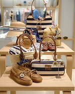 ミュウミュウの新作“カカオブラウン”のバックパックや厚底スニーカー、渋谷パルコの新店舗に｜写真9