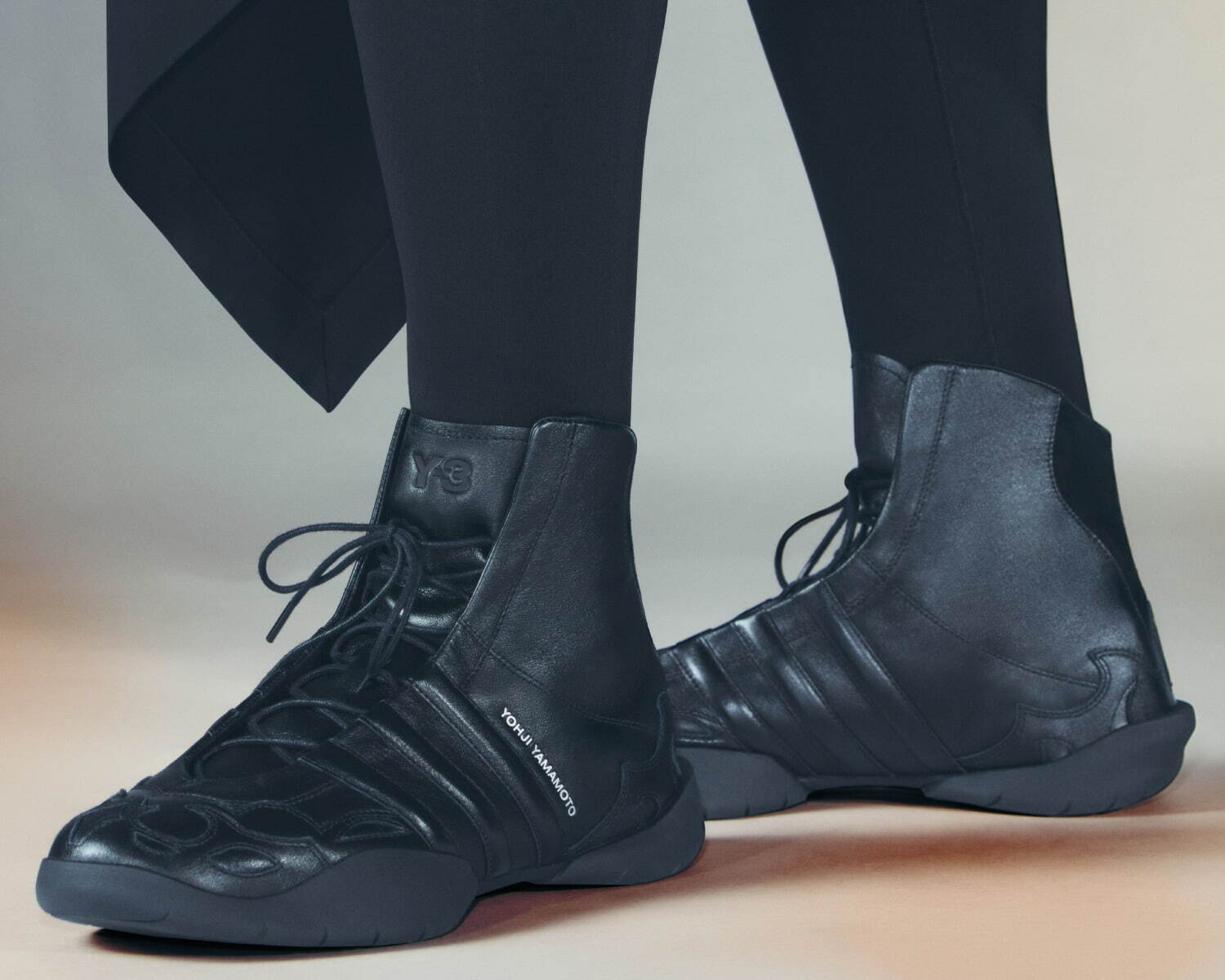 Y-3“琥珀色が滲む”トラックジャケット＆ニット、ウィングチップ装飾レザースニーカーも｜写真23
