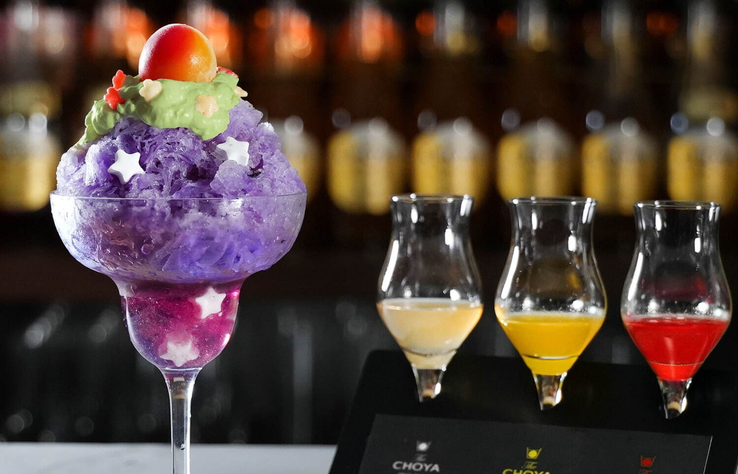 「星空の梅かき氷」ザ チョーヤ ギンザバーで、梅酒シロップでブルーベリー氷がピンク色に変化｜写真4