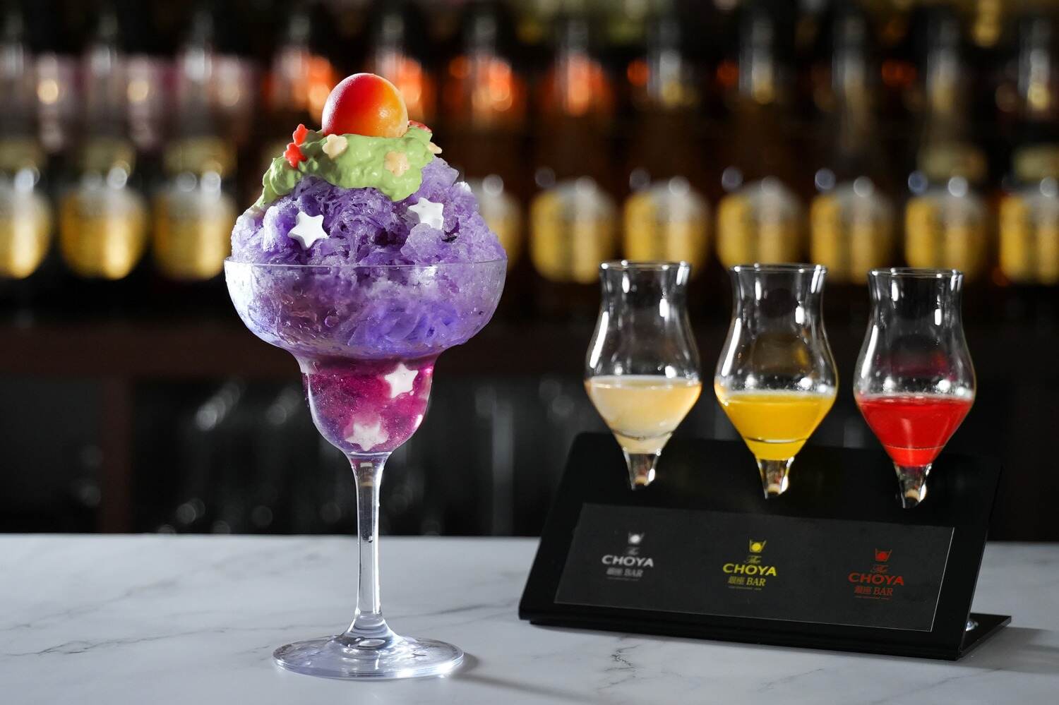 「星空の梅かき氷」ザ チョーヤ ギンザバーで、梅酒シロップでブルーベリー氷がピンク色に変化