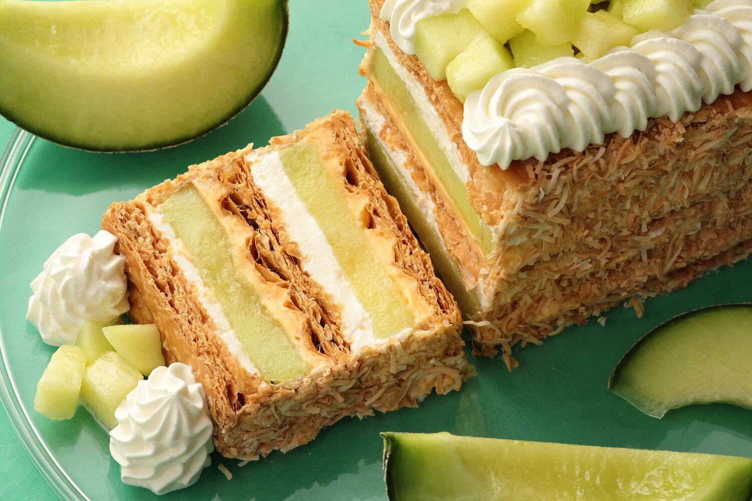 ホテルのアフタヌーンティー｜キハチ 青山本店の夏限定「ジューシーメロンパイ」なめらか果肉×Wクリームの“サクサク”パイ