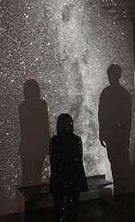 「天空の星まつり」六本木ヒルズ展望台 東京シティビューで、天の川や七夕笹飾りが彩る回廊｜写真2