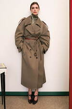 トリー バーチ 2026年リゾートコレクション - 現代女性のリアルクローズにレトロな色気を漂わせて｜写真3