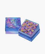 ニコライ バーグマン初の「透明ブルーグラデ」フラワーボックス、淡いパープルやピンクの花々｜写真1