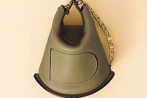 デルヴォーの曲面底レザーバッグ「パン ツイスト」2種類のストラップでシルエット変化