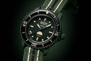 スウォッチ×ブランパンの腕時計“深海”着想ダークグリーン、裏側に海の女神「ウミウシ」をプリント