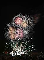 「京都・保津川花火大会」2025年は史上最大規模13,000発、迫力アップのドローンショーも｜写真1