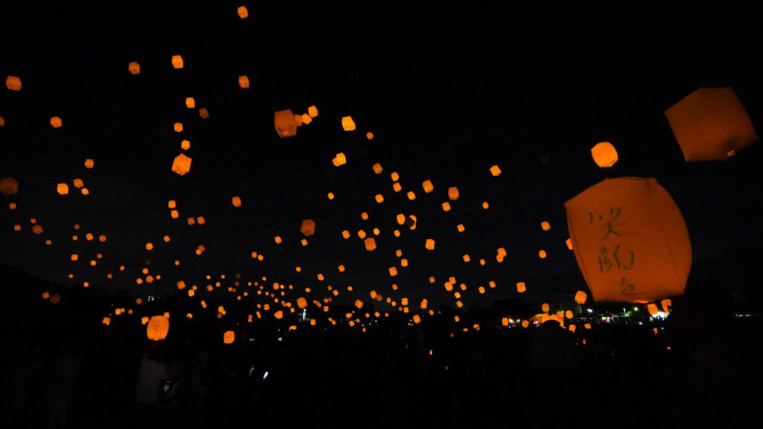 横浜初の大規模「七夕祭り」山下公園で、夜空に浮かぶランタン＆天の川プロジェクションマッピング｜写真1