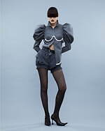 プールデ“騎士”着想のスーパーロングシャツ＆ルーズソックス風ウェッジブーツ｜写真9