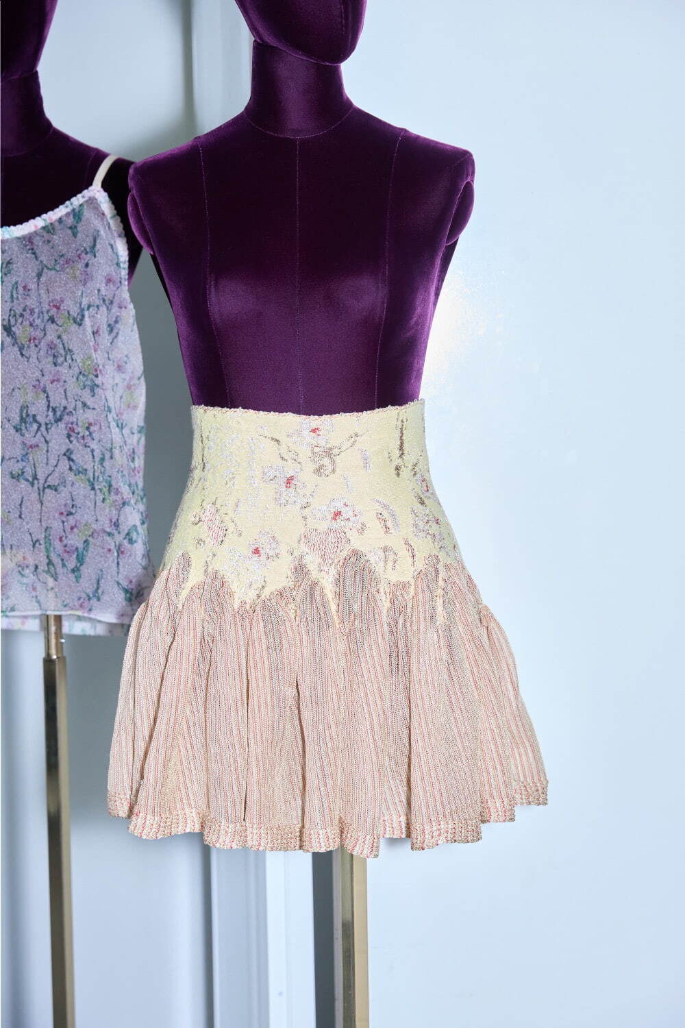 オダカ、透け感レースのニットベスト＆“グランジ風”花柄ジャカードのスカート - シティショップ限定で｜写真2