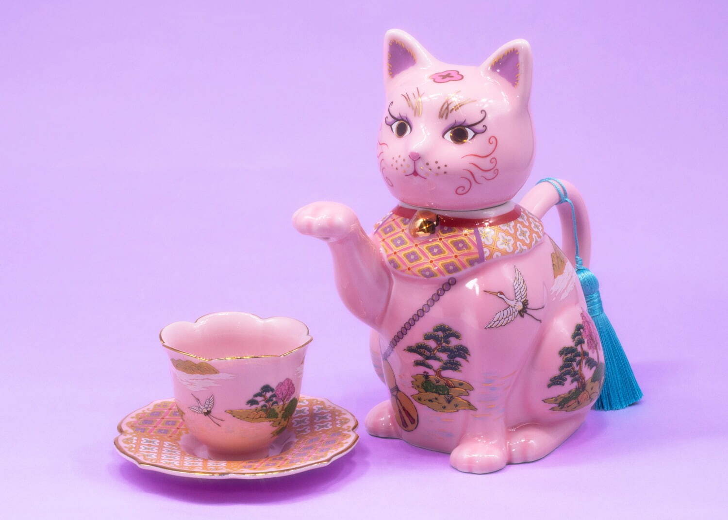 福招き猫ポット 26,400円、花型茶杯と茶托 14,300円