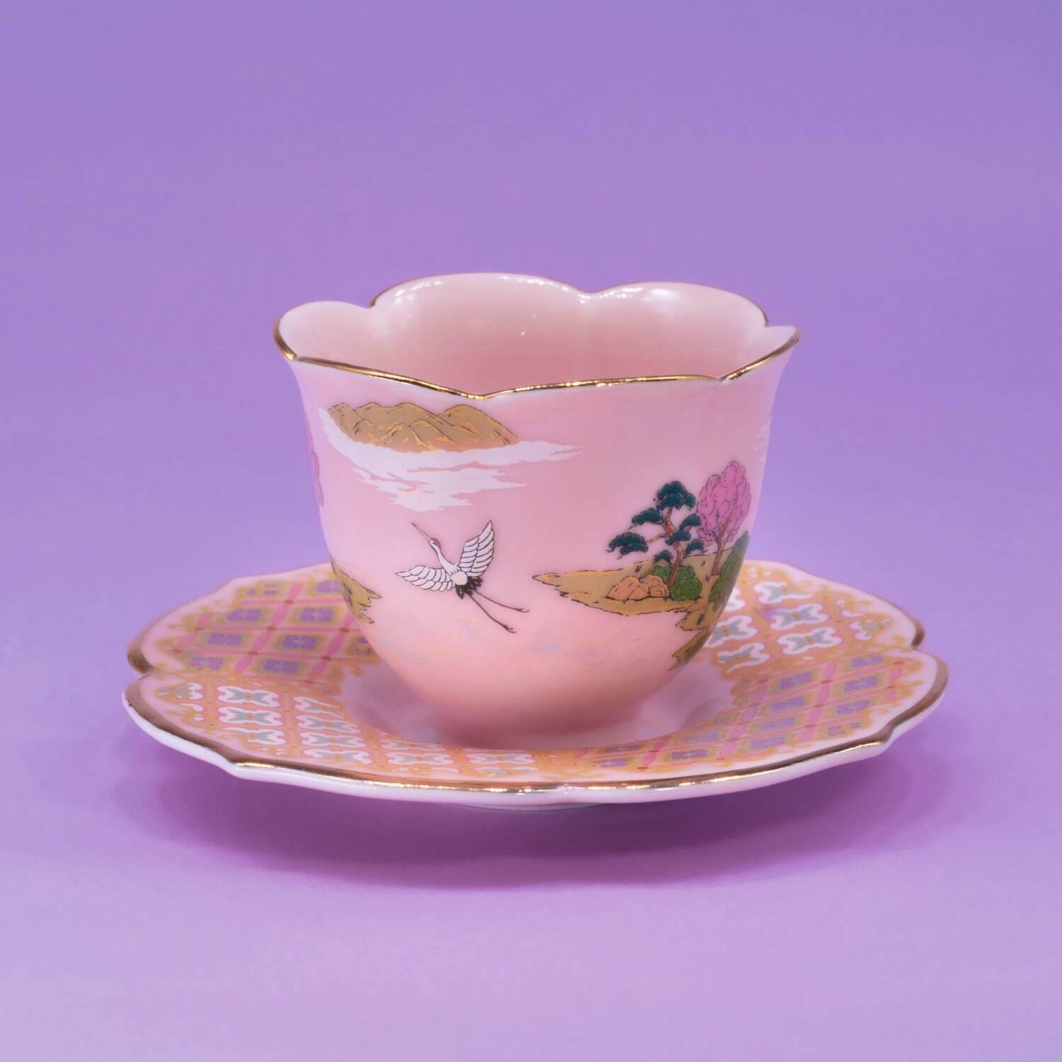 小楽園“手から注ぐ”桃色猫ポット、まぼろしの里を描いた花型の茶杯＆茶托も｜写真9