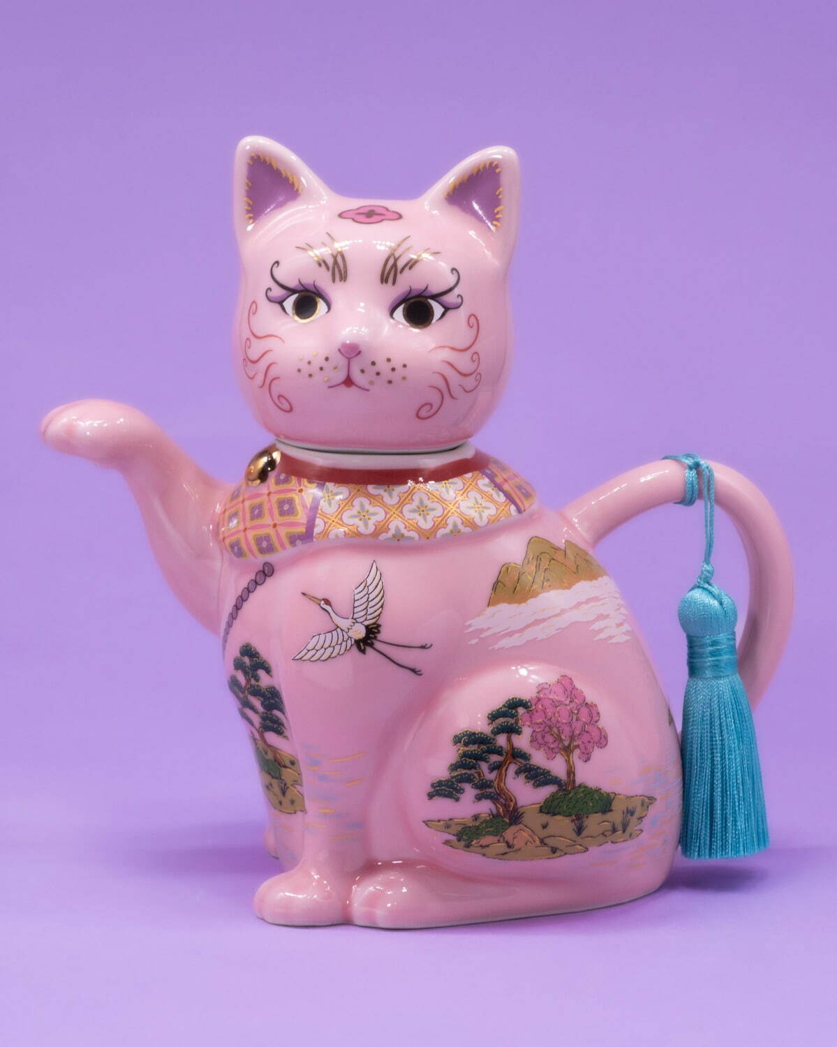 小楽園“手から注ぐ”桃色猫ポット、まぼろしの里を描いた花型の茶杯＆茶托も｜写真1