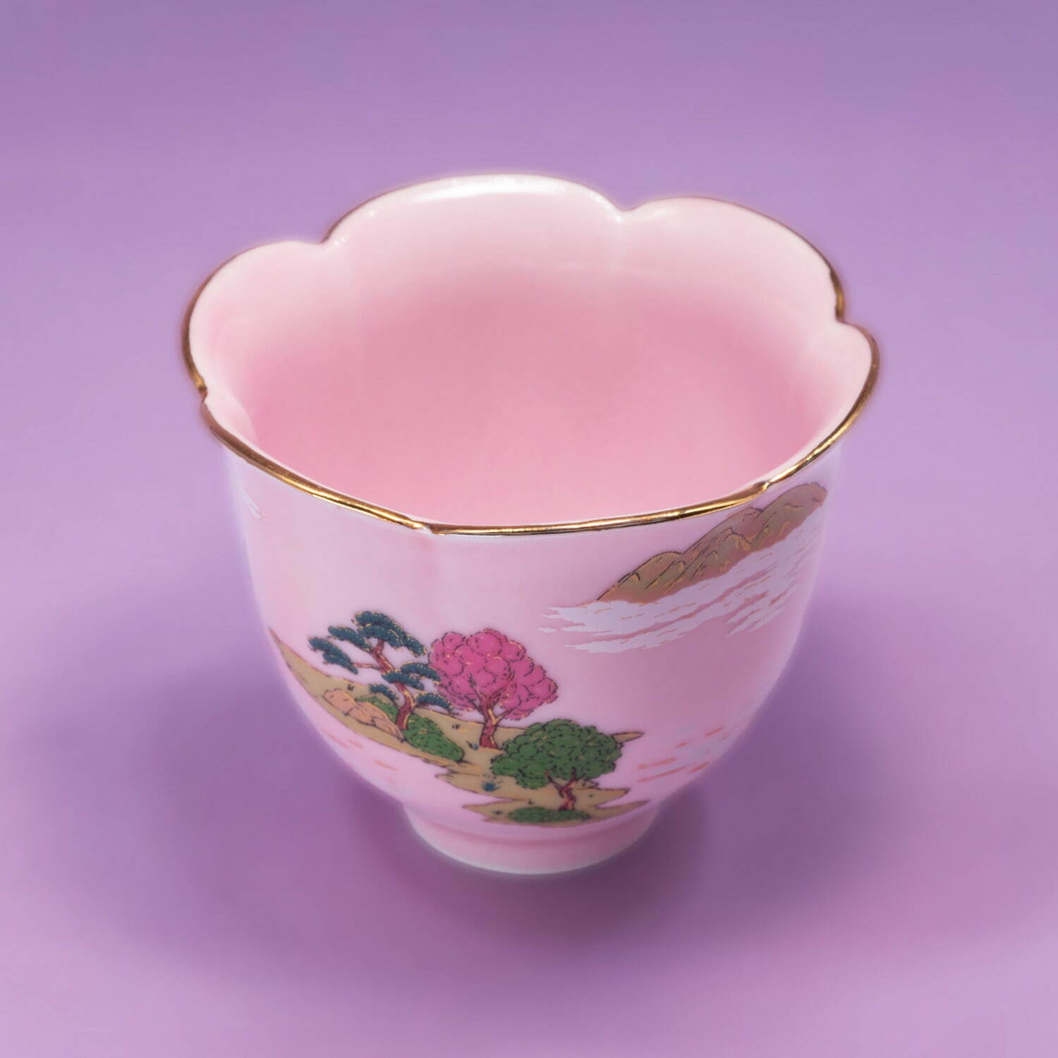 小楽園“手から注ぐ”桃色猫ポット、まぼろしの里を描いた花型の茶杯＆茶托も｜写真10