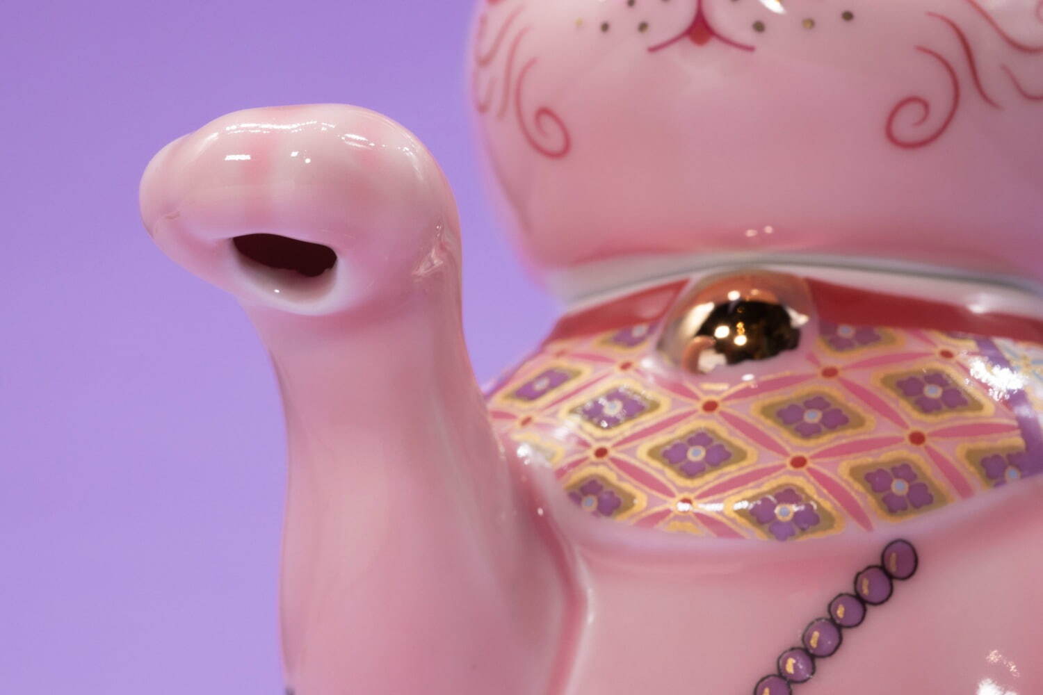 小楽園“手から注ぐ”桃色猫ポット、まぼろしの里を描いた花型の茶杯＆茶托も｜写真5