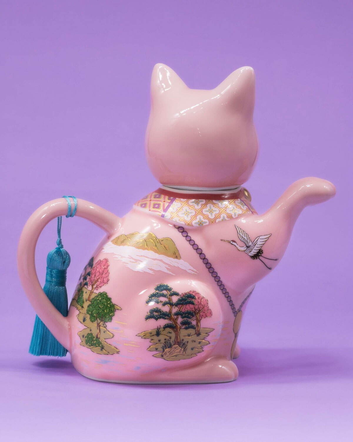 小楽園“手から注ぐ”桃色猫ポット、まぼろしの里を描いた花型の茶杯＆茶托も｜写真2