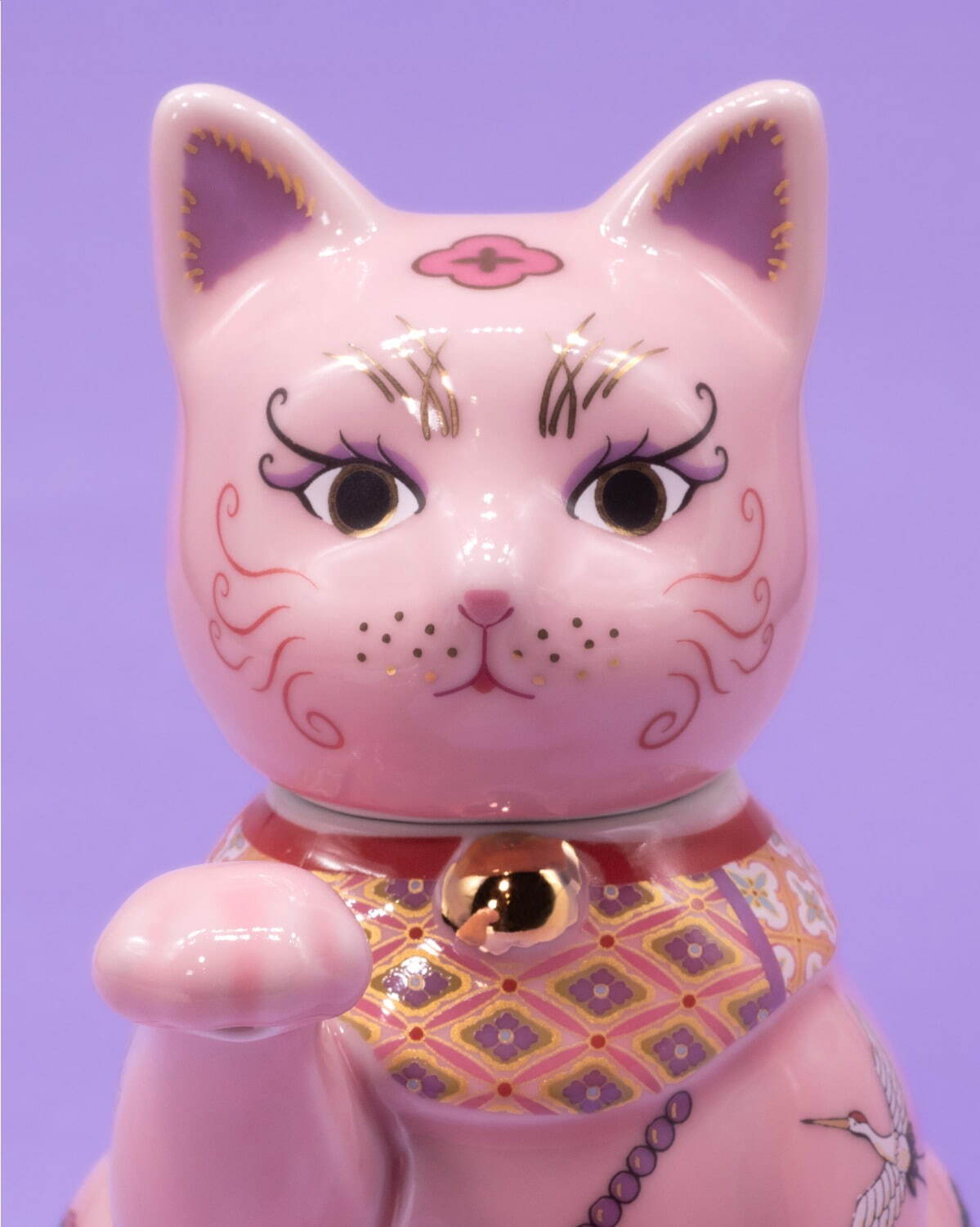 小楽園“手から注ぐ”桃色猫ポット、まぼろしの里を描いた花型の茶杯＆茶托も｜写真3