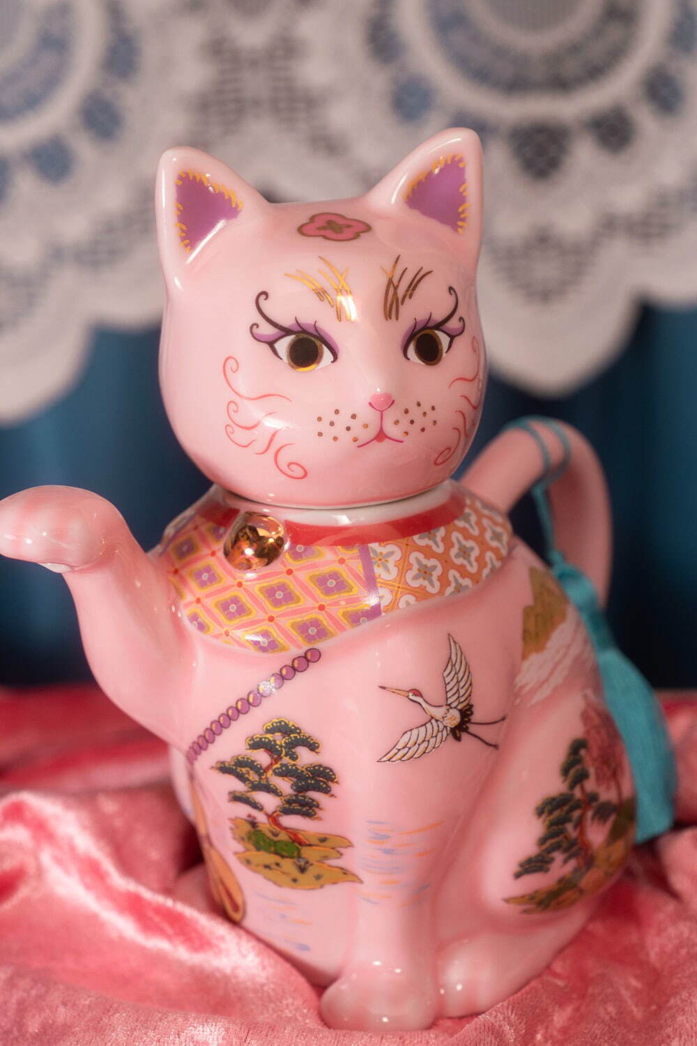 小楽園“手から注ぐ”桃色猫ポット、まぼろしの里を描いた花型の茶杯＆茶托も｜写真6