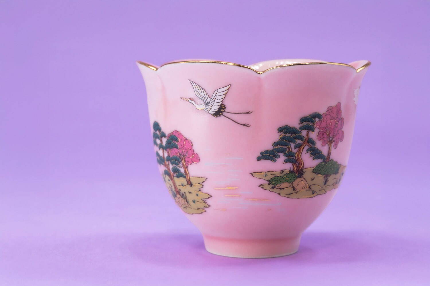 小楽園“手から注ぐ”桃色猫ポット、まぼろしの里を描いた花型の茶杯＆茶托も｜写真11