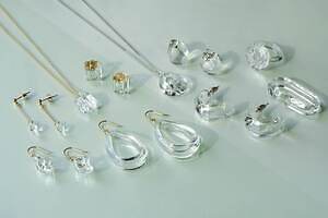 ハリオ「夏の風景」着想ガラスアクセサリー、“夜空の星のかけら”ピアスや“氷河”モチーフのネックレス