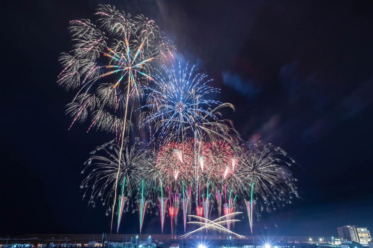 花火｜「東北未来芸術花火2025」宮城・鳥の海公園で開催、音楽と花火がシンクロする“芸術花火”