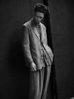 ワイズフォーメン25年秋冬、墨染めリネンウールやストライプ柄ベルベットのセットアップ｜写真4