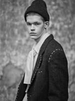 ワイズフォーメン25年秋冬、墨染めリネンウールやストライプ柄ベルベットのセットアップ｜写真1